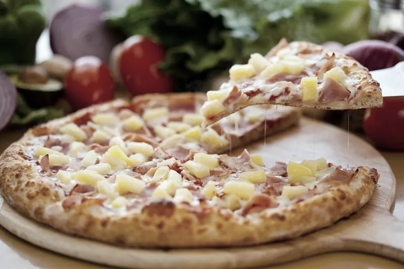 Czy hawajska to pizza: prawda, mity i smak ananasa