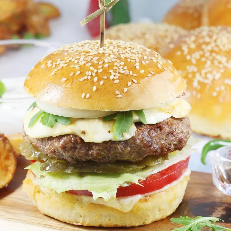 Idealne burgery wołowe – ile czasu poświęcić na pieczenie?