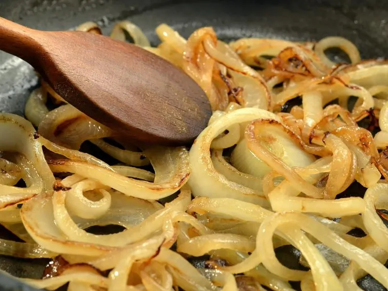 Idealny czas smażenia cebuli – ile smażyć, aby uzyskać najlepszy smak?