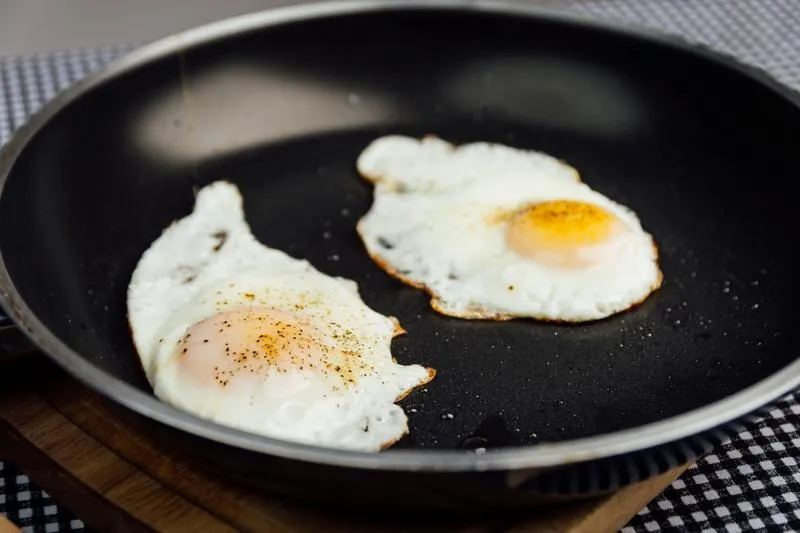 Ile kalorii ma jajko smażone bez dodatkowego tłuszczu? Odkryj tajemnice zdrowej kuchni!