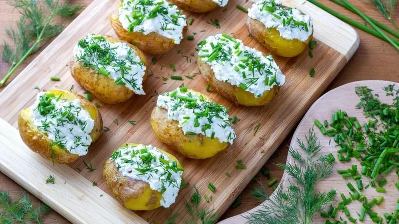 Ile kalorii ma pieczony ziemniak w piekarniku — kcal i wielkość porcji