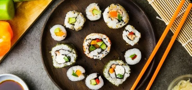 Ile kalorii ma sushi wegetariańskie: przewodnik po rolkach i składnikach