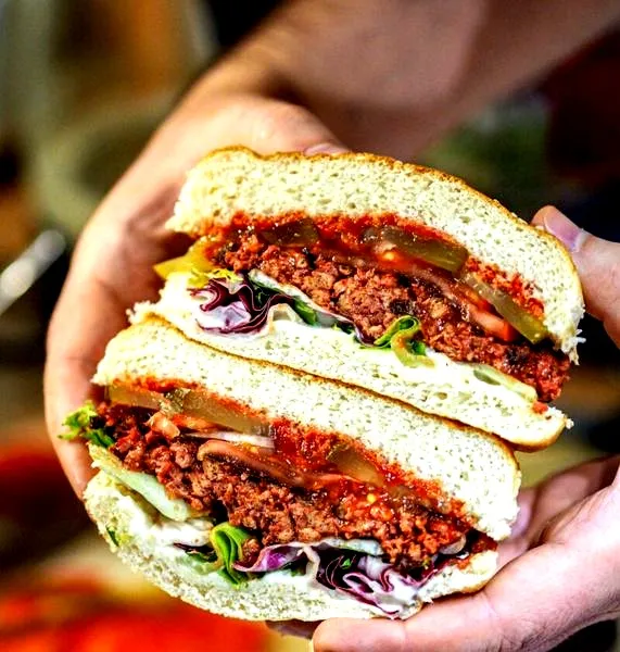 Ile kalorii w wege burgerze — ile ma porcja i jak wybrać lżejszą wersję