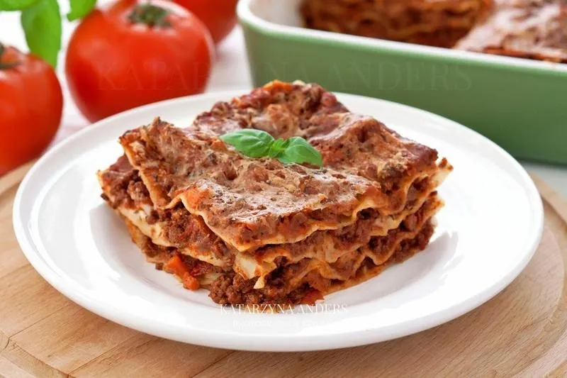 Jak długo piec lasagne z surowym makaronem, aby była idealna?