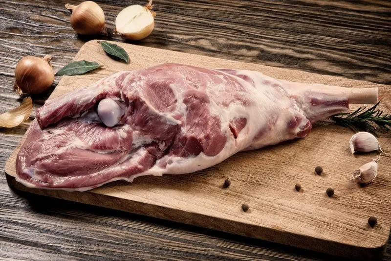 Jak długo piec udziec jagnięcy, aby był soczysty i aromatyczny?