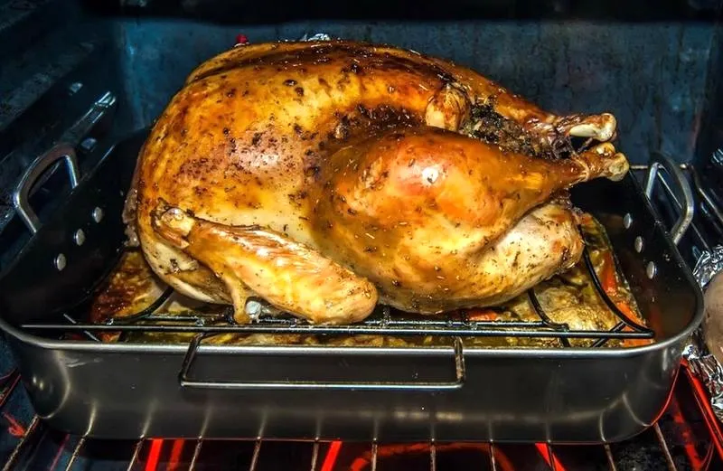 Jak osiągnąć perfekcję: w jakiej temperaturze piec indyka w całości?