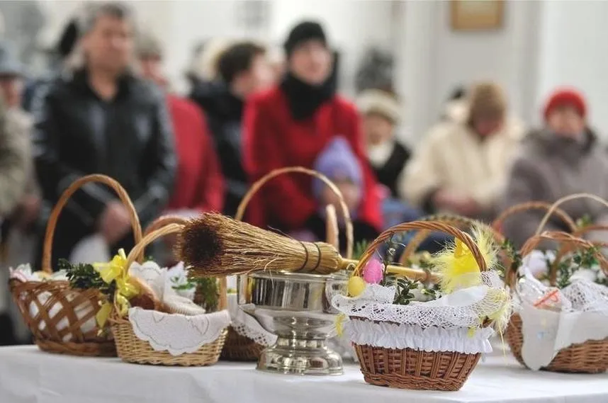 Jak poświęcić jedzenie w domu? prosta modlitwa i praktyczne wskazówki