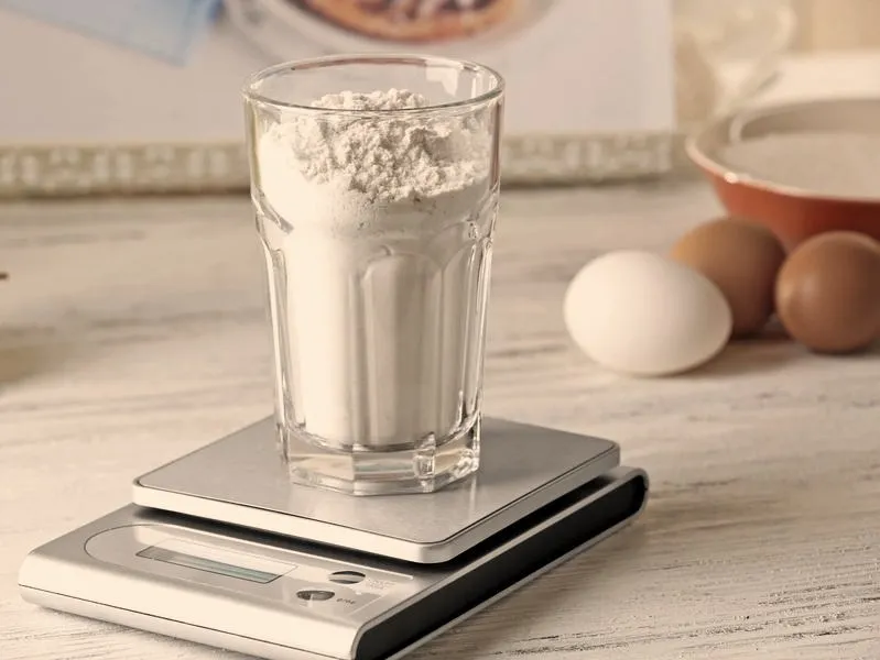 Jak precyzyjnie odmierzyć 500g mąki w domowej kuchni?