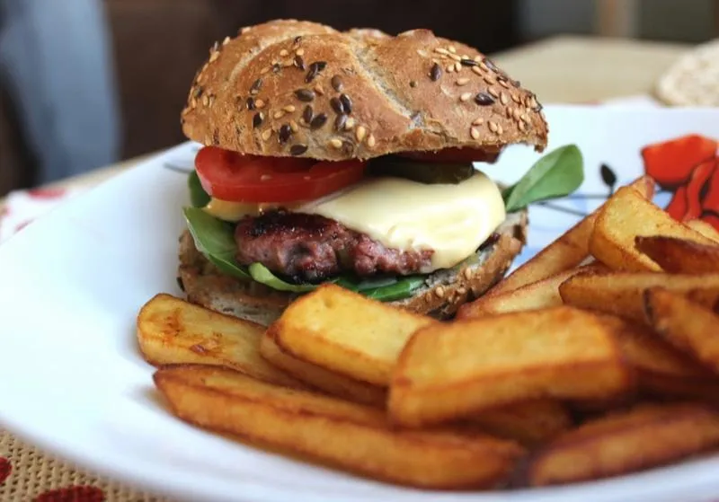 Jak przygotować dobre burgery wołowe — sekret soczystości