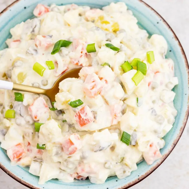 Jaką sałatkę podać do karpia, aby zachwycić gości?