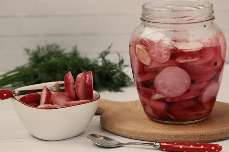 Odkryj niezwykłe smaki: jak smakuje kiszona rzodkiewka?