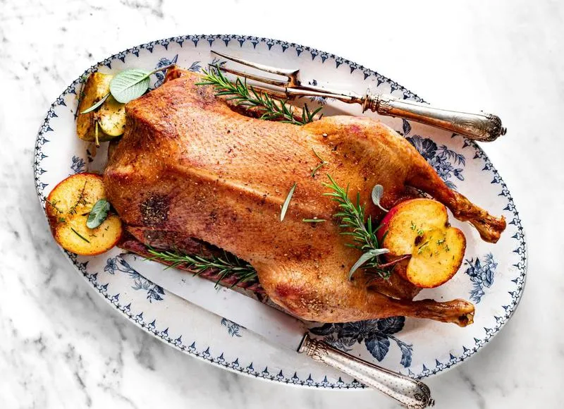 Sekrety pieczenia gęsi w kawałkach – jak długo to robić, by uzyskać perfekcyjny smak?