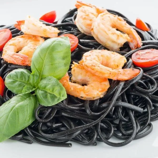 Z czym czarny makaron komponuje się najlepiej? Przewodnik po smakach