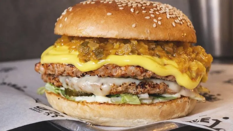 Soczyste mięso w burgerze